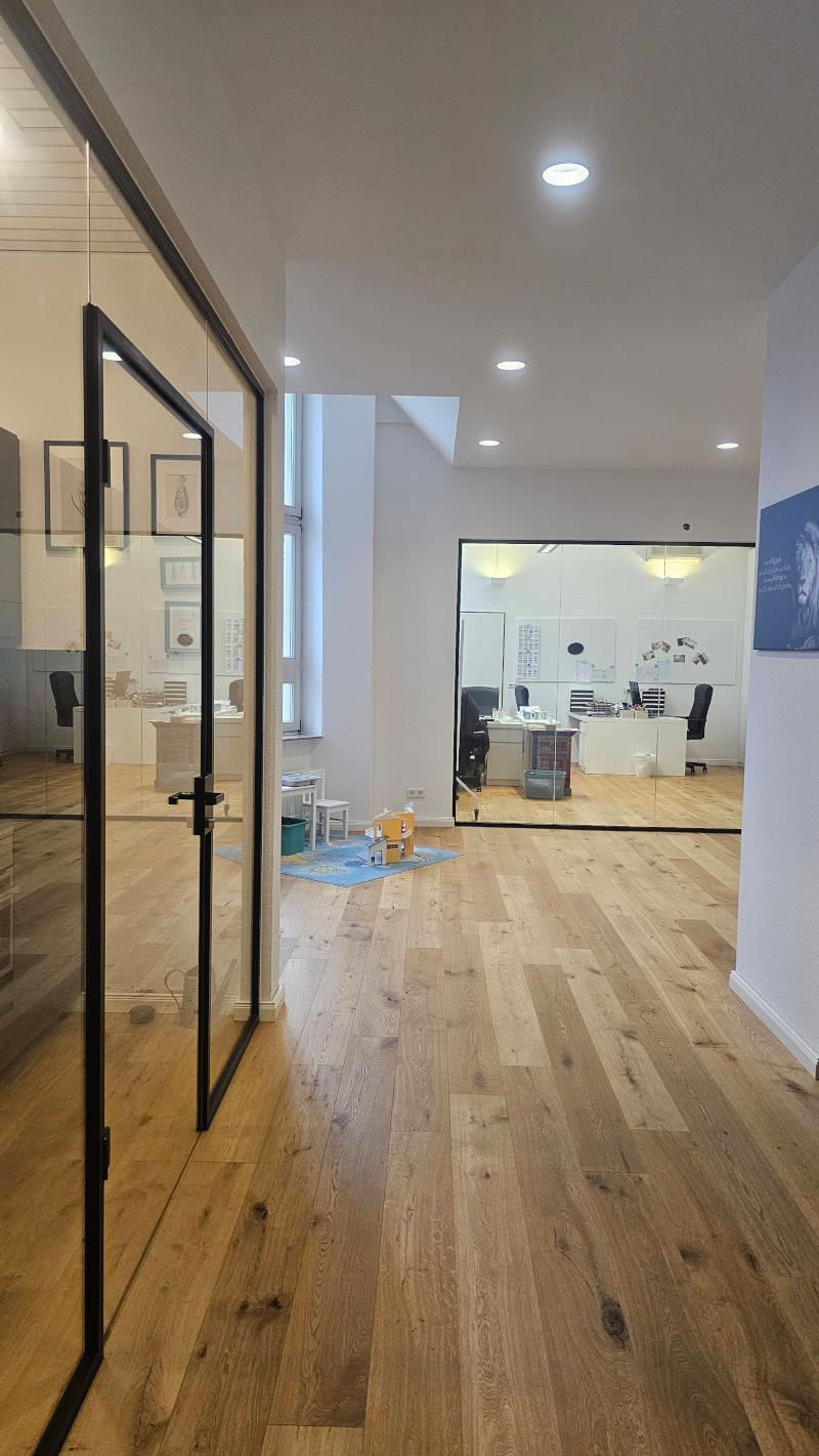 Blick auf ein gläsernes Büro im IEC - International Education Centers GmbH