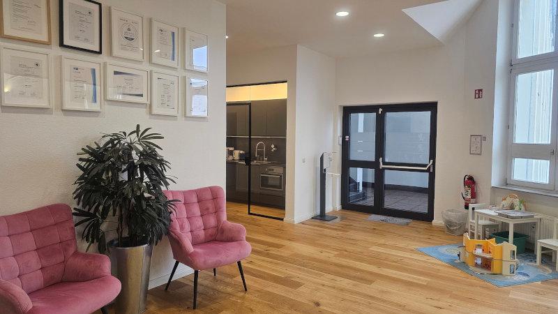 Eingangsbereich mit Sitzecke des IEC - International Education Centers GmbH