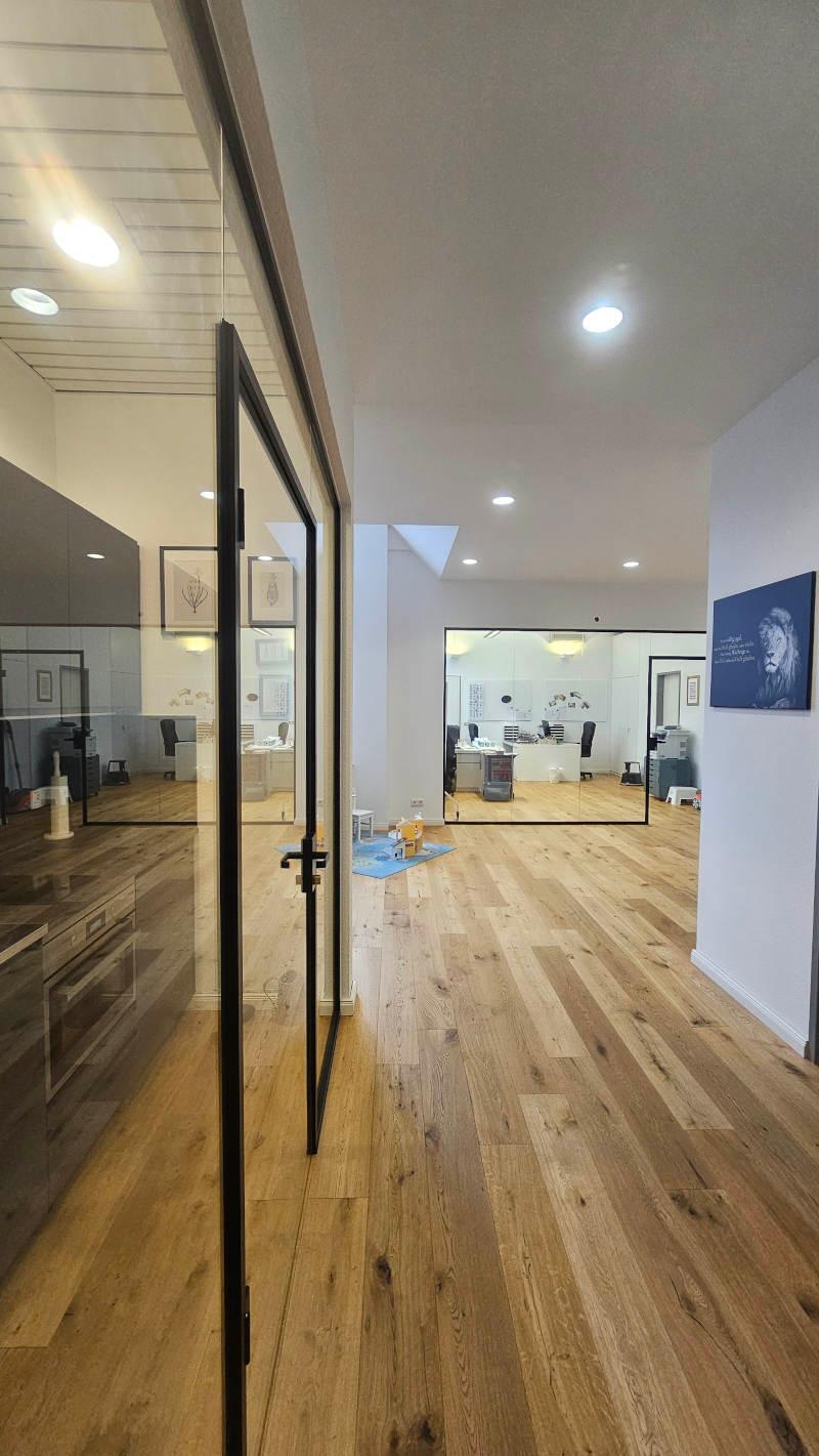 Flur mit Blick auf ein helles Büro im IEC - International Education Centers GmbH