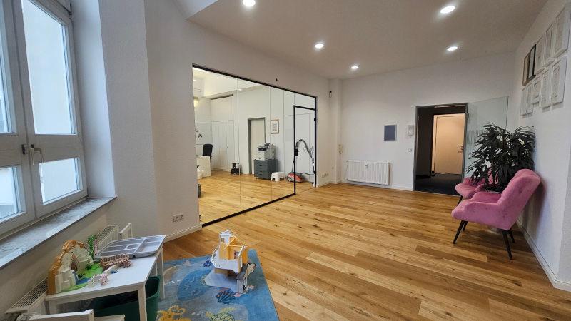 Geräumiger Flur mit Spiel- und Sitzecke im IEC - International Education Centers GmbH