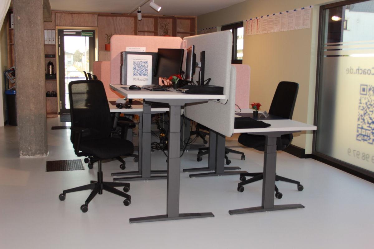 Büro mit höhenverstellbaren Schreibtischen am Standort Bürstadt