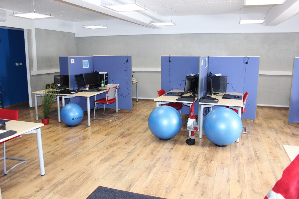 Gemeinschaftsbüro am Standort Weinheim von Ihr Jobcoach mit Computerarbeitsplätzen, Trennwänden und Sitzbällen.