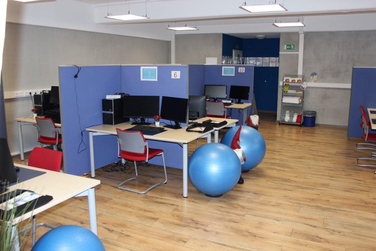 Gemeinschaftsbüro mit diversen Arbeitsplätzen am Ihr-Jobcoach-Standort Weinheim.