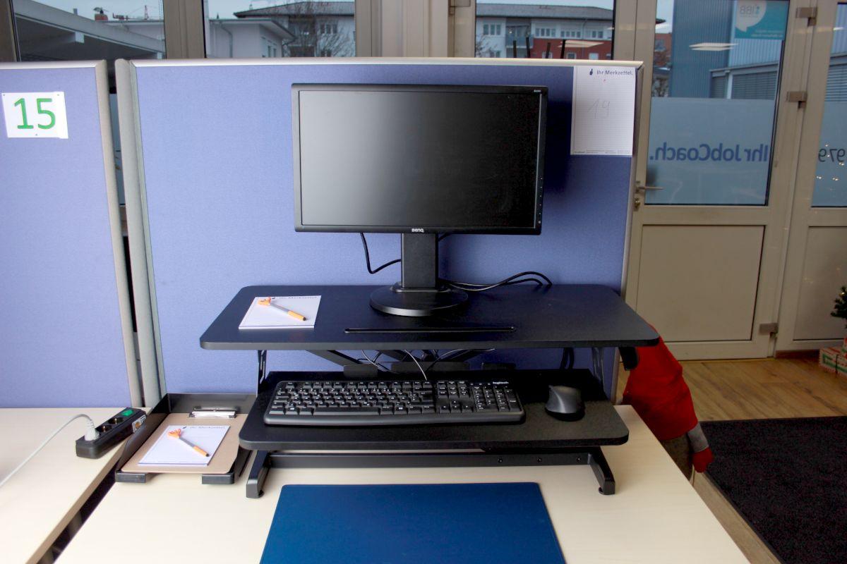 Schreibtisch mit Aufsatz für Bildschirm und Laptop am Standort Weinheim.