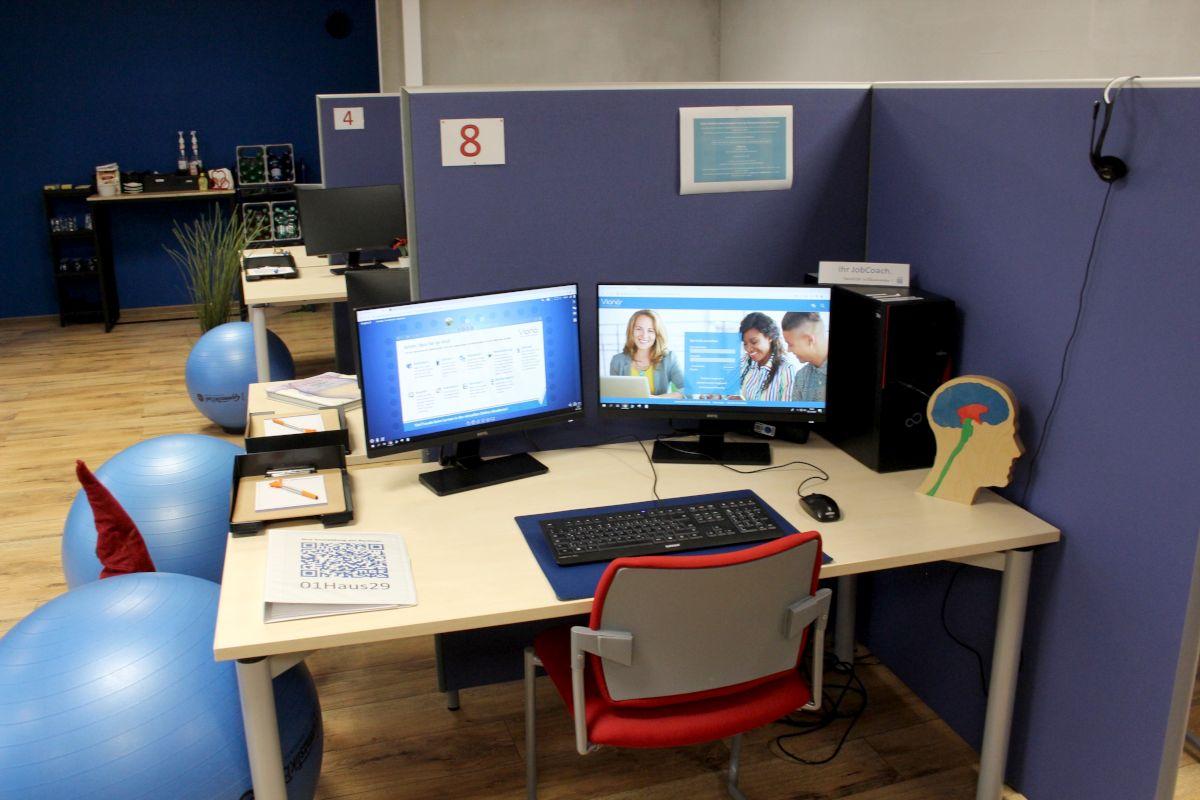 Ein Computerarbeitsplatz mit zwei Bildschirmen am Ihr-Jobcoach-Standort Weinheim.