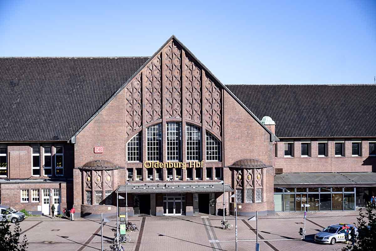 Blick aus dem Fenster von Nordwest Training auf den Oldenburger Bahnhof.